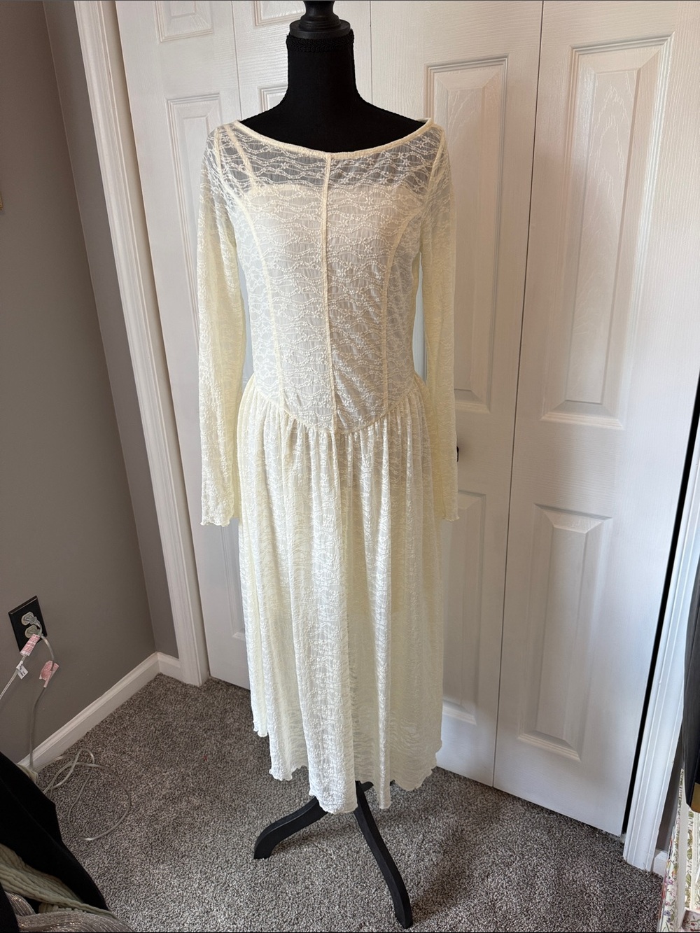 Elegant Cream Lace Long-Sleeve Women's Dress